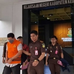 Tersangka korupsi kredit fiktif saat dibawa ke Lapas Kediri. Foto: Ist