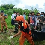 Jenazah korban saat dievakuasi oleh tim SAR.