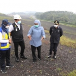 Gubernur Jawa Timur Khofifah Indar Parawansa meninjau Tempat Pemrosesan Akhir (TPA) sampah Supit Urang Kota Malang di Kelurahan Mulyorejo, Kecamatan Sukun, Kota Malang, Selasa (16/3). foto: ist.