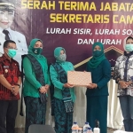 Wali Kota Batu Hj. Dewanti Rumpoko didampingi Wawali Punjul Santoso dan Camat Batu Yopi Supriadi foto bersama usai sertijab tiga lurah di wilayah Kecamatan Batu, Jumat (9/10/2020). (foto: ist).