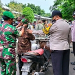 Suasana ketika Operasi Yustisi PPKM Level 1 di Terminal Bus Wisata Religi Sunan Ampel.