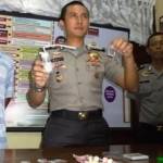 Kabag Ops Polres Lamongan, Kompol Arif Mukti menunjukkan SS yang diamankan. foto: Haris/BangsaOnline.com
