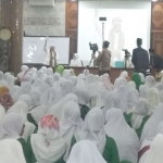 Kiai Taufiqul Hakim saat tausiah di halaman masjid Agung Sidoarjo.