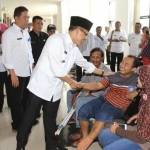 Bupati Anas menyapa salah satu pasien di RSUD Blambangan, didampingi Direktur RSUD Blambangan, dr. Taufik Hidayat, (kiri) dan Kadis Kesehatan Banyuwangi dr. Widji Lestariono. (ft: hms pemkab banyuwangi)