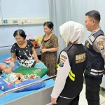 Petugas dari Sidokkes Polres Mojokerto saat menangani bayi yang terjatuh dari stroller di GOR Seni Mojopahit.