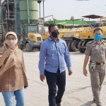 Anggota Pansus Tata Ruang DPRD Pasuruan, Nik Sugiharti (kiri) didampingi pihak perusahaan dan anggota Satpol PP saat melakukan sidak ke PT. Merak Jaya Beton.