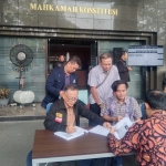 M Irfan Choirie (kiri) bersama  tim saat melengkapi berkas gugatan Pilkada Gresik di MK. FOTO: ist.