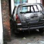 LUDES: Kondisi mobdin pejabat BLH Sidoarjo usai dibakar. (Nanang Ichwan/BangsaOnline.com)