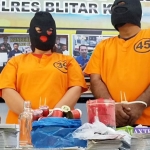 Pasutri penjual miras oplosan maut saat dihadirkan dalam rilis pers di Mapolres Blitar.