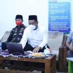 Bupati Gresik saat saat menyampaikan nota RAPBD 2022 via zoom. foto: ist.