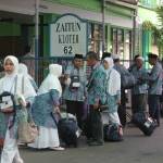 Jemaah calhaj kloter 62 usai menjalani proses pemeriksaan dokumen dan kesehatan di Asrama Haji Surabaya, Jumat (26/9/2014). foto: nur faishal/Bangsa Online