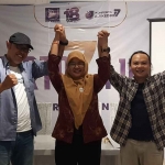 Agung Kridaning Jatmiko (kiri) dan Kholisul Fatikhin (kanan) bersama Ketua Umum AJI Indonesia, Nani Afrida. Foto: Ist