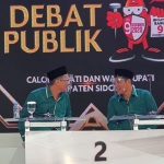 KOMPAK: Gus Muhdlor-Subandi saat debat publik yang digelar KPU Sidoarjo di studio tv di Surabaya, Selasa (3/11/2020) malam. (foto: ist)