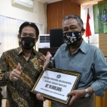 Ketua Gugas Covid-19 Sidoarjo, Nur Ahmad Syaifuddin saat menyerahkan bantuan operasional Kampung Tangguh di Kantor Kecamatan Sidoarjo, Selasa (14/7/2020). (foto: ist).