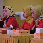 Anis Ambiyo Putri (kanan), Wakil Sekretaris SOKSI Golkar Jatim,  saat rapat konsolidasi. Foto: ist