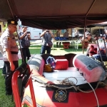 Kapolres Blitar Kota AKBP Leonard M Sinambela saat meninjau sarana dan prasarana persiapan untuk mengantisipasi bencana alam.