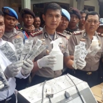 Kapolresta Sidoarjo menunjukkan hasil penggerebekan  pabrik pil PCC di Mapolresta Sidoarjo, Rabu (17/1). 