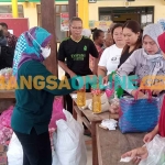 Para warga yang antusias membeli bahan pokok di pasar murah. Foto: HENDRO SUHARTONO/BANGSAONLINE