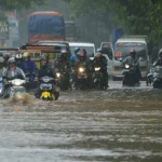 Banjir di jalan Pantura Desa Pasir Putih, Kecamatan Bungatan Kabupaten Situbondo.