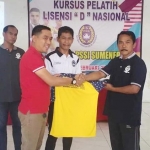 Pembukaah kursus kepelatihan lisensi D ditandai dengan penyerahan kaos peserta.