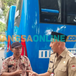 Pj Bupati Bangkalan, Arief M Edie saat melepas uji coba Bus Trans Jatim di depan Pendopo Bangkalan. Foto: AHMAD FAUZI/ BANGSAONLINE