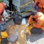 Petugas saat mengevakuasi jasad bayi yang ditemukan di tumpukan sampah.