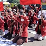 Puluhan Aktivis Ikatan Mahasiswa Muhammadiyah (IMM) Kabupaten Tuban menggelar unjuk rasa di depan kantor pemkab, Kamis (12/8/2021). (foto: ist)