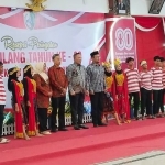 Bupati Sampang, H. Slamet Junaidi saat berfoto bersama penari Sato