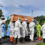 Pemakaman pasien Covid-19 di Kota Blitar. (foto: ist)