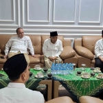 Suasana pertemuan DPW dan DPC PPP Mojokerto dengan Prof Dr KH Asep Saifuddin Chalim, MA dan putranya, Gus Barra, di Guest House Kampus Universitas KH Abdul Chalim (UAC) Pacot Mojokerto, Selasa (23/4/2024). Foto: bangsaonline