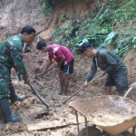 Warga dibantu Babinsa melakukan evakuasi.