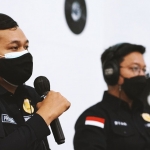 Prakuta Wijaya dan Ryan Pratama selaku analis keimigrasian ahli pertama di Kantor Imigrasi Malang saat siaran langsung terkait beragam program dan inovasi layanan kepada publik.