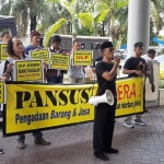Forum Masyarakat Tertindas (Format) Jember saat menggelar unjuk rasa di halaman Kantor DPRD Jember, Senin (16/12). 