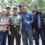 Danrem 081/DSJ Kolonel Inf Masduki, S.E, bersama insan media di Magetan.