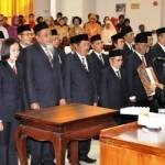 ?

Kepala Pengadilan Negeri (PN) Magetan memimpin pengambilan sumpah 45 orang anggota DPRD Magetan masa bakti 2014-2019. foto:nanang/BANGSAONLINE