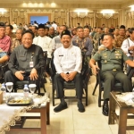 Bupati Sambari bersama Kogartap III/Surabaya dan pejabat Forkopimda saat kegiatan sosialisasi penguatan wawasan kebangsaan. foto: ist.

