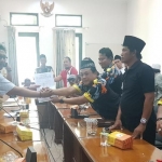 Warga Raci menyerahkan petisi penolakan pembangunan SMPN 4 kepada Komisi IV DPRD Pasuruan.