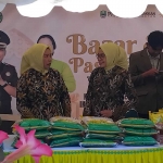 Para karyawan Kejari Magetan saat menjaga stand Pasar Murah yang digelar di gedung kejari setempat, Kamis (4/4/2024)