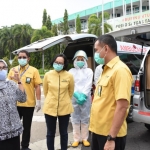 Direksi Petrokimia Gresik bersama Dirut PT Nusantara Sebelas Medika meninjau bantuan APD dan obat-obatan di Posko Command Center GOR Tri Dharma Petrokimia Gresik, saat Closing Ceremony Posko Satgas Covid-19 BUMN Jatim.