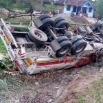 Kondisi truk yang mengalami kecelakaan terguling ke sawah di Jalan Jurusan Surabaya - Madiun.