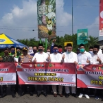 KOMITMEN: Forpimda dan Bapaslon deklarasi Pilbup Sidoarjo Damai dan bagi-bagi masker, Kamis (10/9/2020). (foto: ist).