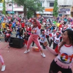 Senam bareng di halaman parkir Sun City Sidoarjo berlangsung meriah.