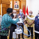 Deputi Ilmu Pengetahuan Teknik Lembaga Ilmu Pengetahuan Indonesia (LIPI) Dr. Agus Haryono, M.Eng  saat menyerahkan  satu unit Ventilator Gerlink LIPI High Flow Nasal Cannula 01 (GLP HFNC-01) kepada Gubernur Jatim, Khofifah Indar Parawansa di Gedung Negara Grahadi, Selasa (7/7). foto: ist/ bangsaonline.com