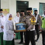 Satlantas Polres Bojonegoro membagikan ratusan masker kepada para santri. (foto: ist)