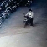 Pencuri motor di pabrik pengolahan kayu, PT Mandiri Jaya Successindo, saat terekam CCTV.