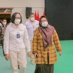 Wabup Gresik Aminatun Habibah didampingi Direksi Petrokimia Gresik saat meninjau vaksin booster. foto: SYUHUD/ BANGSAONLINE
