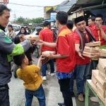 Program Warteg Gratis Ramadan 2026 yang digelar Alfamart di Sidoarjo, Selasa (24/2/2026). foto istimewa