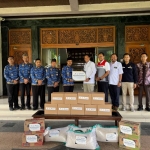 Penyerahan simbolis bantuan paket sembako saat Safari Ramadan SKK Migas dan PHE WMO di Kantor Pemkab Bangkalan