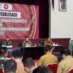 Bupati Kediri saat memimpin rapat didampingi jajaran pejabat daerah. Foto: Ist