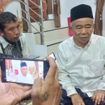 KH. Asep Saifuddin Chalim saat memberikan keterangan pers kepada wartawan.